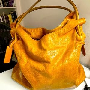 Beautiful leather bag that looks good on anyone!